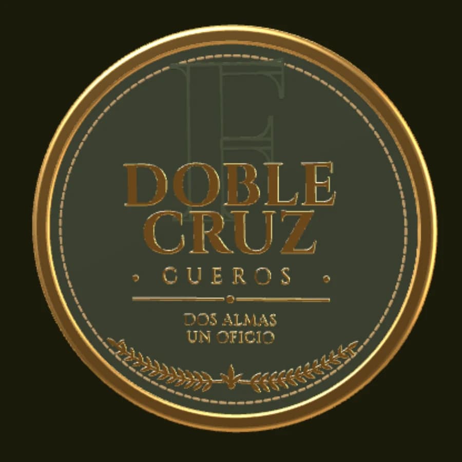 El sello de Doble Cruz: un medallón de cuero oliva con bisel de bronce, con la marca y las palabras «Dos almas, un oficio» grabadas en relieve sobre una rama de laurel.