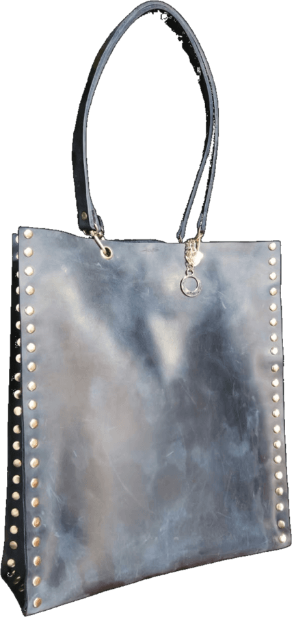 Bolso tote de cuero azul grisáceo con remaches plateados en los laterales